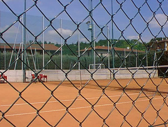 Chain link fence for tennis courts